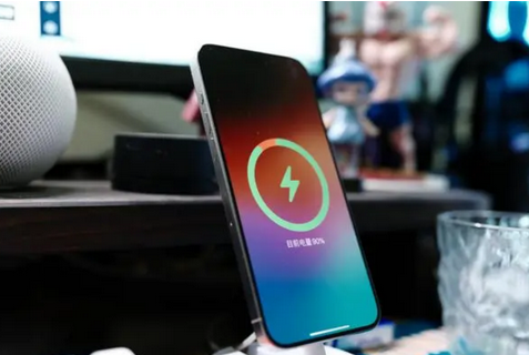 江都苹果15换屏服务分享用什么充电器给iPhone15充电更好 